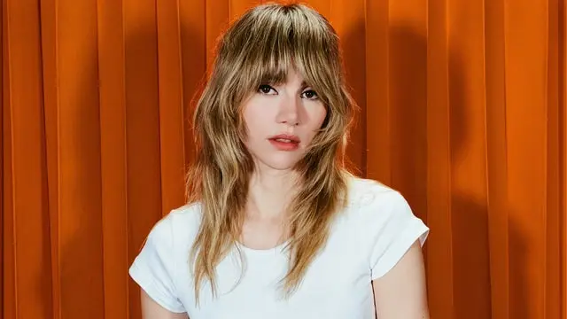 Suki Waterhouse, Charlotte Lawrence